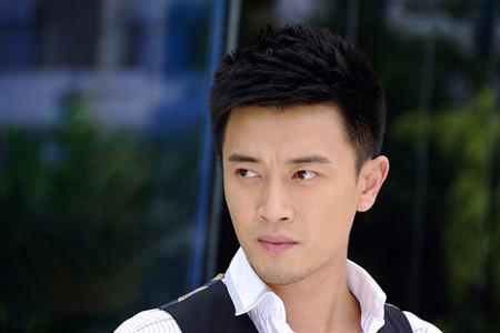凤凰牡丹里的仲豪是李乃亮吗