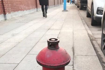 路边消防栓开关是左边还是右边