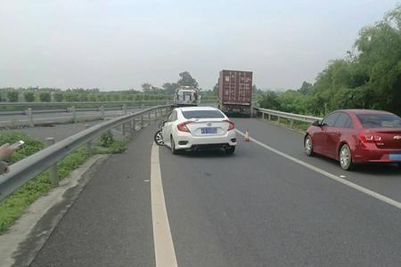 在高速公路上怎么算违法停车