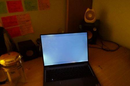 新买的游戏本屏幕漏光怎么办