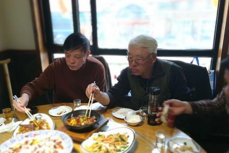 中午两点吃饭正常吗