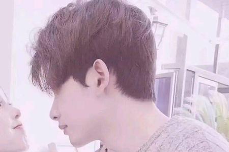 男生轻轻敲女生的头代表什么