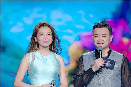 主持人朱迅牙为什么这么白
