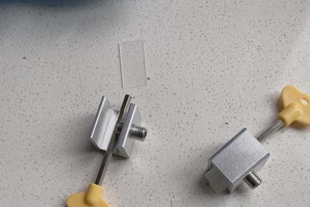 窗户固定片双向固定有规范吗
