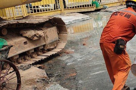 铺水泥路面之前要浇水吗