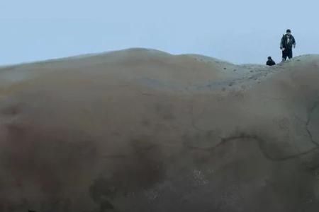 爱死机第一季出现巨人了吗