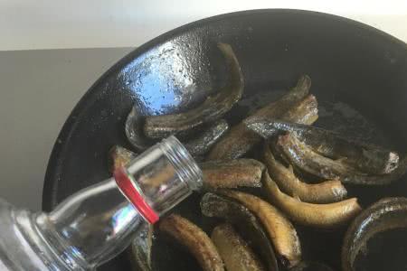泥鳅炖酒做法