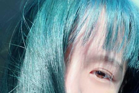 为什么染蓝头发掉色是青色