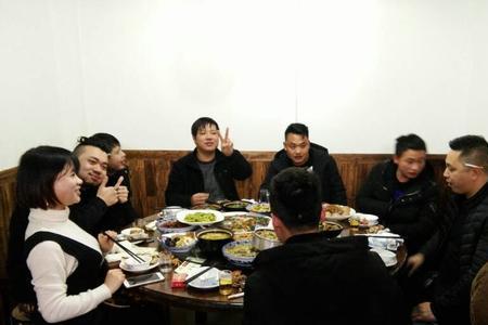 女孩子请男客户吃饭要带酒吗