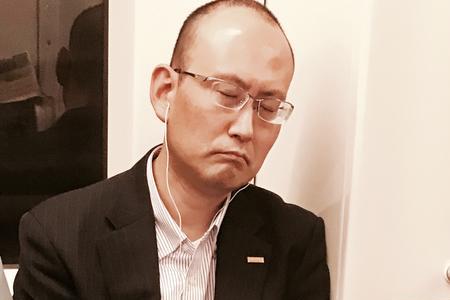 男生喜欢背手说明什么