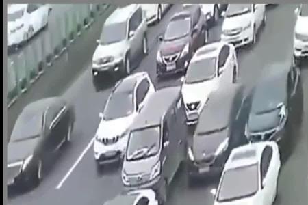 在高速遇到插队怎么办