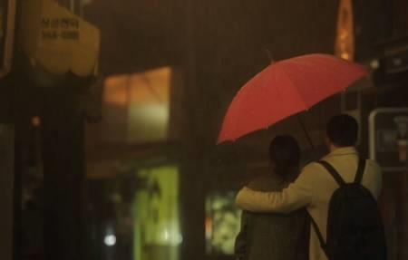 两个人在一起天天下雨原因