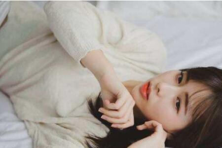为什么有的女生会靠男生很近