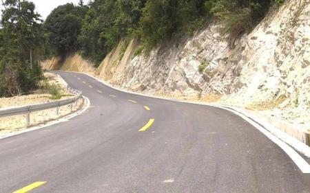沥青路与水泥路刹车距离一样吗