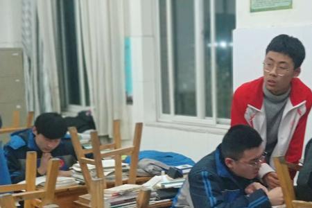 披星戴月挑灯苦读的无悔下一句