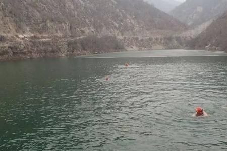 洗冷水澡和冬泳有什么区别