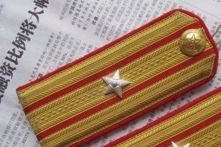 2毛1肩章怎么戴