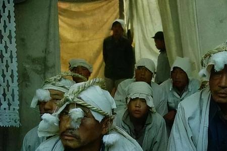 为什么有人奔丧家属要下跪