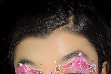 形容妆容浮夸的词语