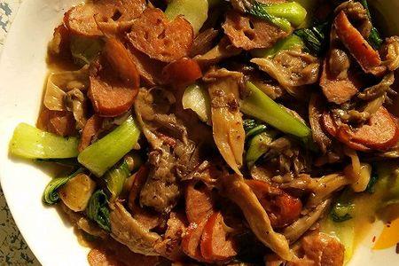 圆菇炒香肠的做法