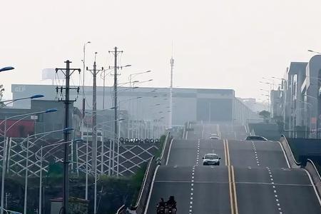 平路高速行驶车辆颠簸