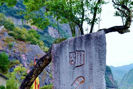 嘉陵江为什么能穿山而过