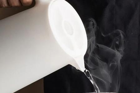 保温壶倒水飞溅