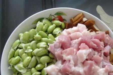 香菇毛豆胡萝卜炸酱的做法