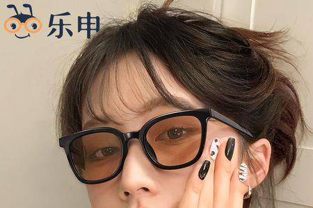 为什么有的眼镜是黄色的