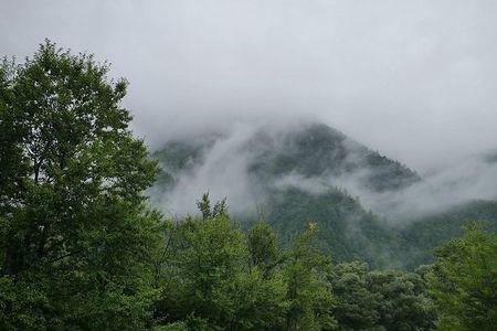 描述 山上有云 天气好