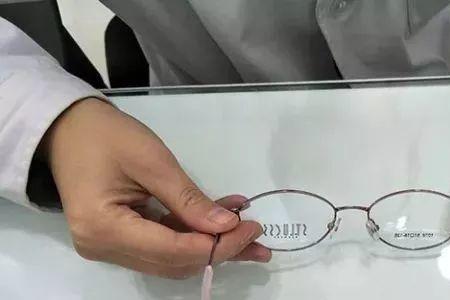 为什么镜架左右不对称
