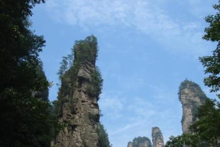 陡峭高大形容什么