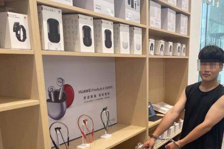 大学教室捡到耳机算偷吗