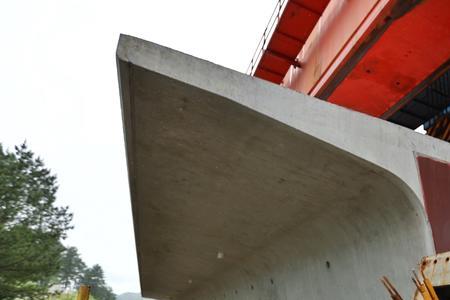 高铁桥梁为什么有圆孔