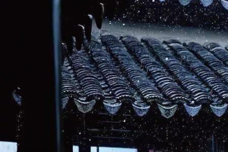 凭窗听雨的意思是什么