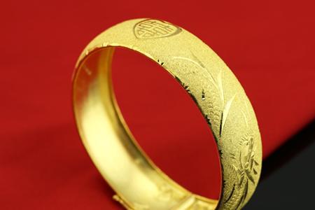 17克的黄金手镯容易变形吗