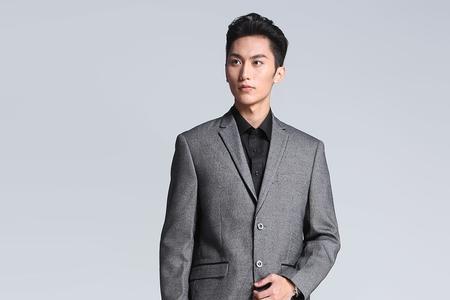 深灰色西装配什么颜色衬衫