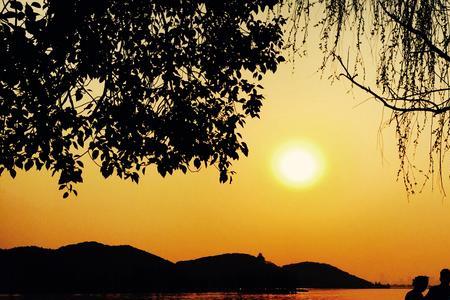 夕阳唱晚的意思是什么