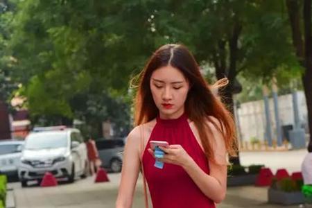 紧身牛仔裤走路响怎么办