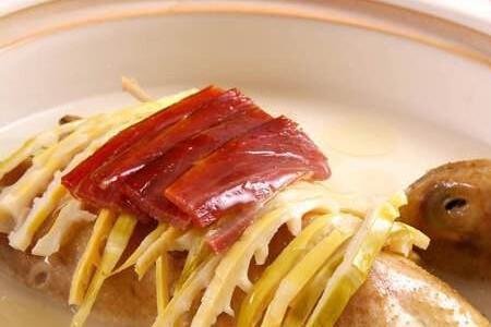 小鸭子可以吃火腿肠吗