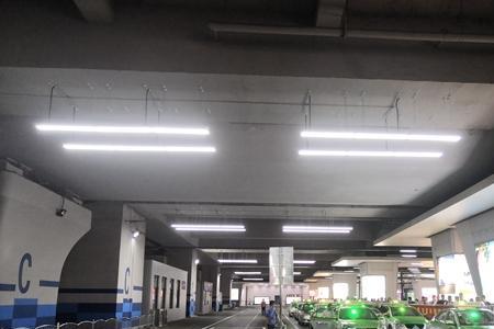 郑州东站进站口停车几分钟