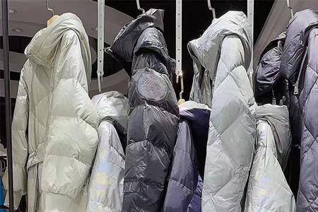 羽绒服隔年变黄洗的干净吗