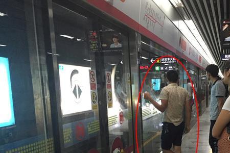 为什么地铁不能踩黄线