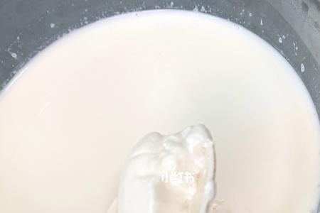 过期几天的酸奶在锅里烧开能和