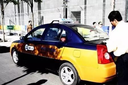 打车4个人可以带小孩儿吗