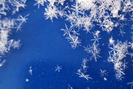 天空一朵朵雪花是什么歌
