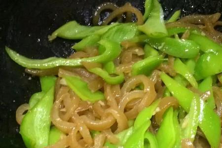 生猪皮炒辣椒的做法