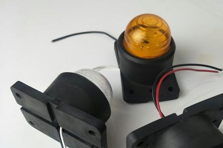 货车车厢四角顶灯安装方法