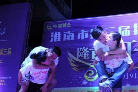 男生公主抱女生接吻的表现