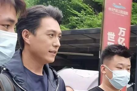 底线靳东被刺原型
